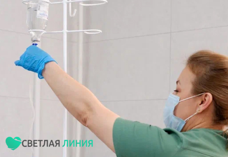 Врач ставит капельницу
